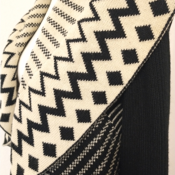 Geometric Sweater - Picture 2 of 3